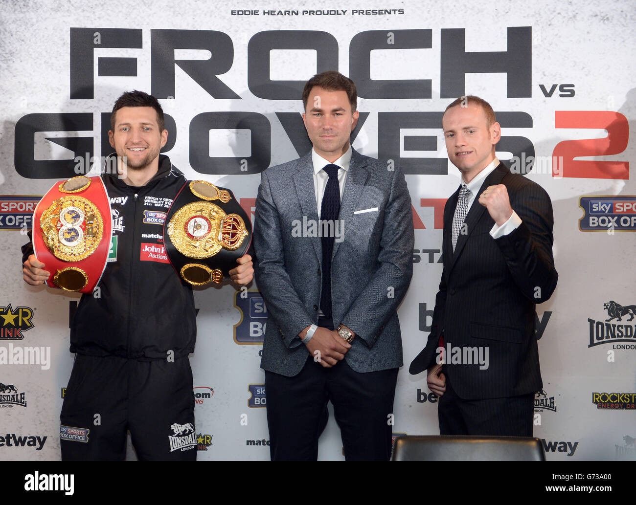 Carl Froch (a sinistra) e George Groves (a destra) con Eddie Hearn, promotore di Boxing, durante una conferenza stampa al Wembley Stadium di Londra. Foto Stock