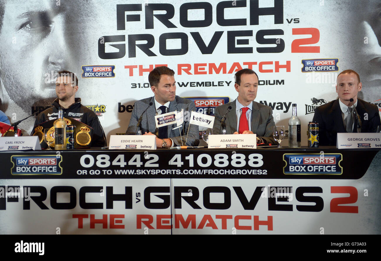 Carl Froch (a sinistra) con Eddie Hearn, il promotore di Boxing, il capo di Sky di Boxing Adam Smith e George Grove (a destra) durante una conferenza stampa al Wembley Stadium di Londra. Foto Stock