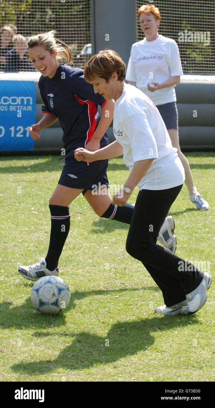 MP per lo sport, i media e la cultura, Tessa Jowell in azione durante il calcio a cinque contro Shelly Cox, dalla fa National Womens Academy all'Arcivescovi Park di Lambeth, a sud di Londra. A Tessa Jowell si è aggiunta la collega parlamentare femminile per la partita, iniziata dal Cancelliere Gordon Brown. Foto Stock