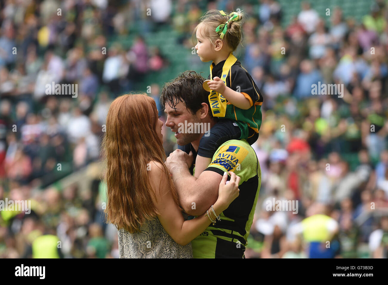 Il ben Foden dei Northampton Saints festeggia con sua moglie una Healy E la figlia Aoife Belle dopo aver vinto la finale Aviva Premiership Dopo la vittoria di tempo supplementare su Saracens Foto Stock