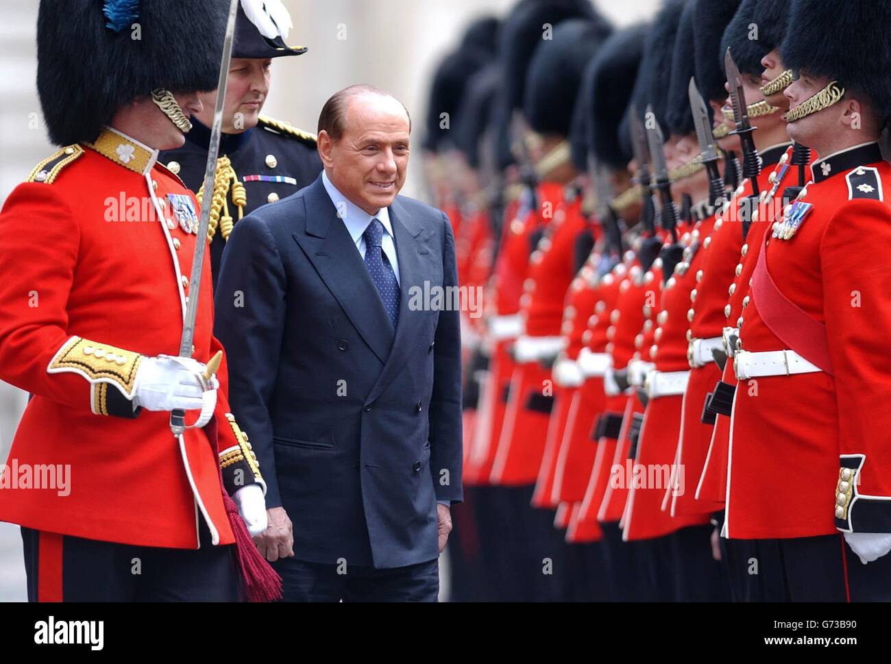 Il primo ministro italiano Silvio Berlusconi ispeziona una Guardia d'onore presso il Ministero degli Esteri di Londra, prima di parlare con Tony Blair della Gran Bretagna. Foto Stock