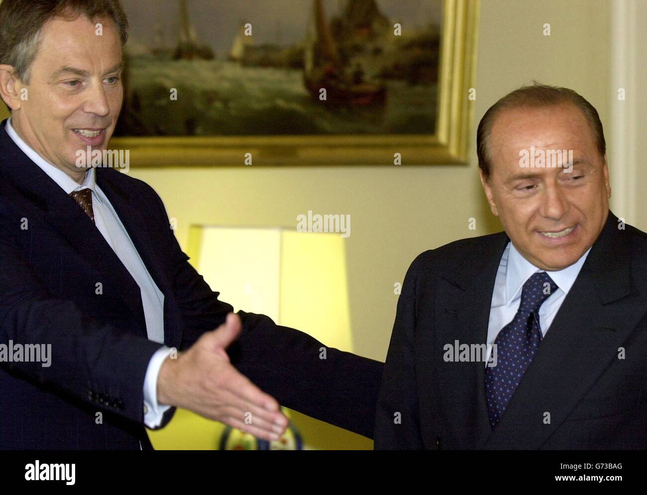 Il primo Ministro Tony Blair, a sinistra, mostra il suo omologo italiano Silvio Berlusconi nella stanza Bianca all'interno della sua residenza londinese al numero 10 di Downing Street, nel centro di Londra, prima di un incontro. Foto Stock