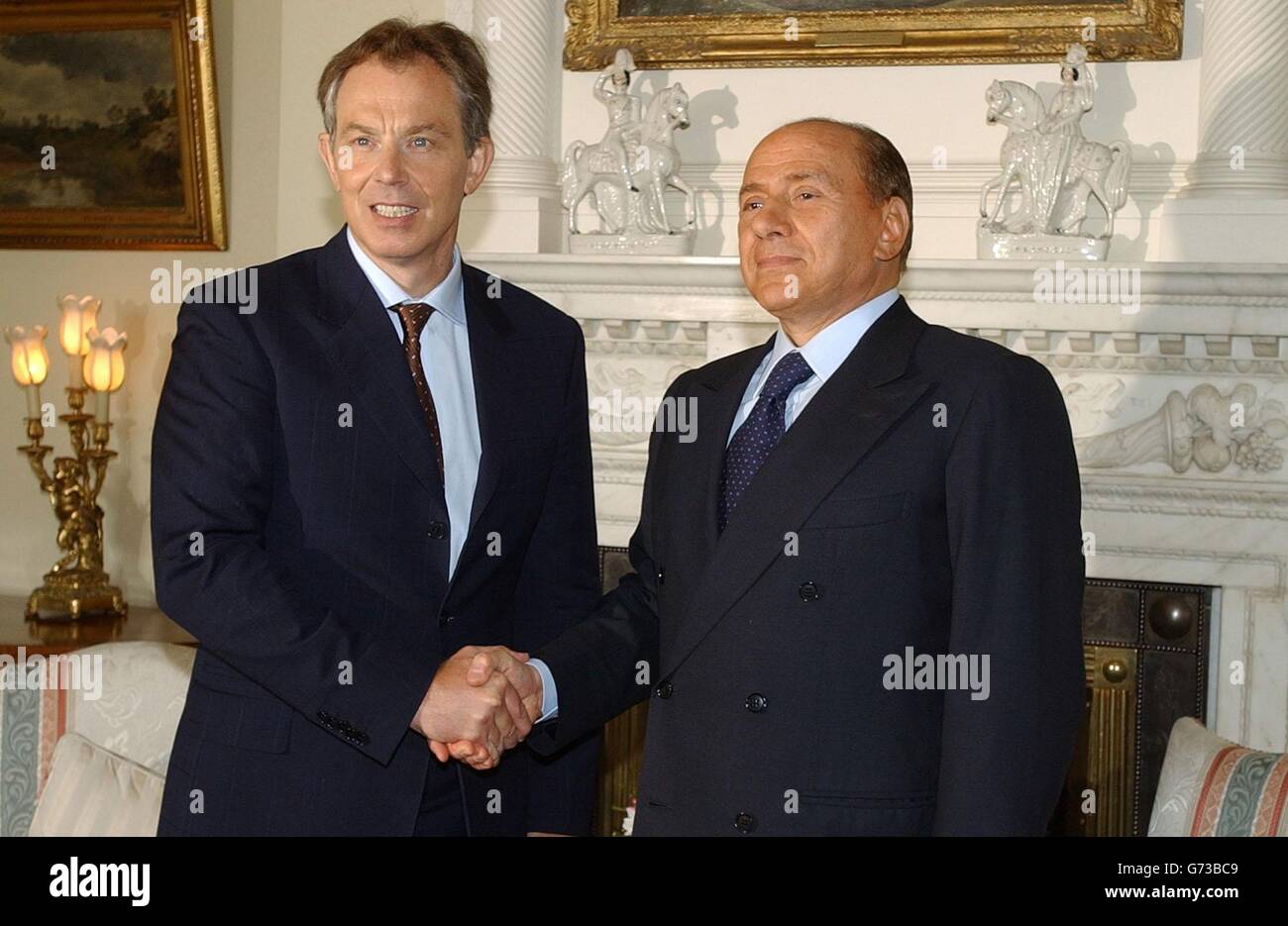 Il primo Ministro Tony Blair, a sinistra, scuote la mano del suo omologo italiano Silvio Berlusconi nella Sala Bianca all'interno della sua residenza londinese al numero 10 di Downing Street, nel centro di Londra, prima di un incontro. Foto Stock