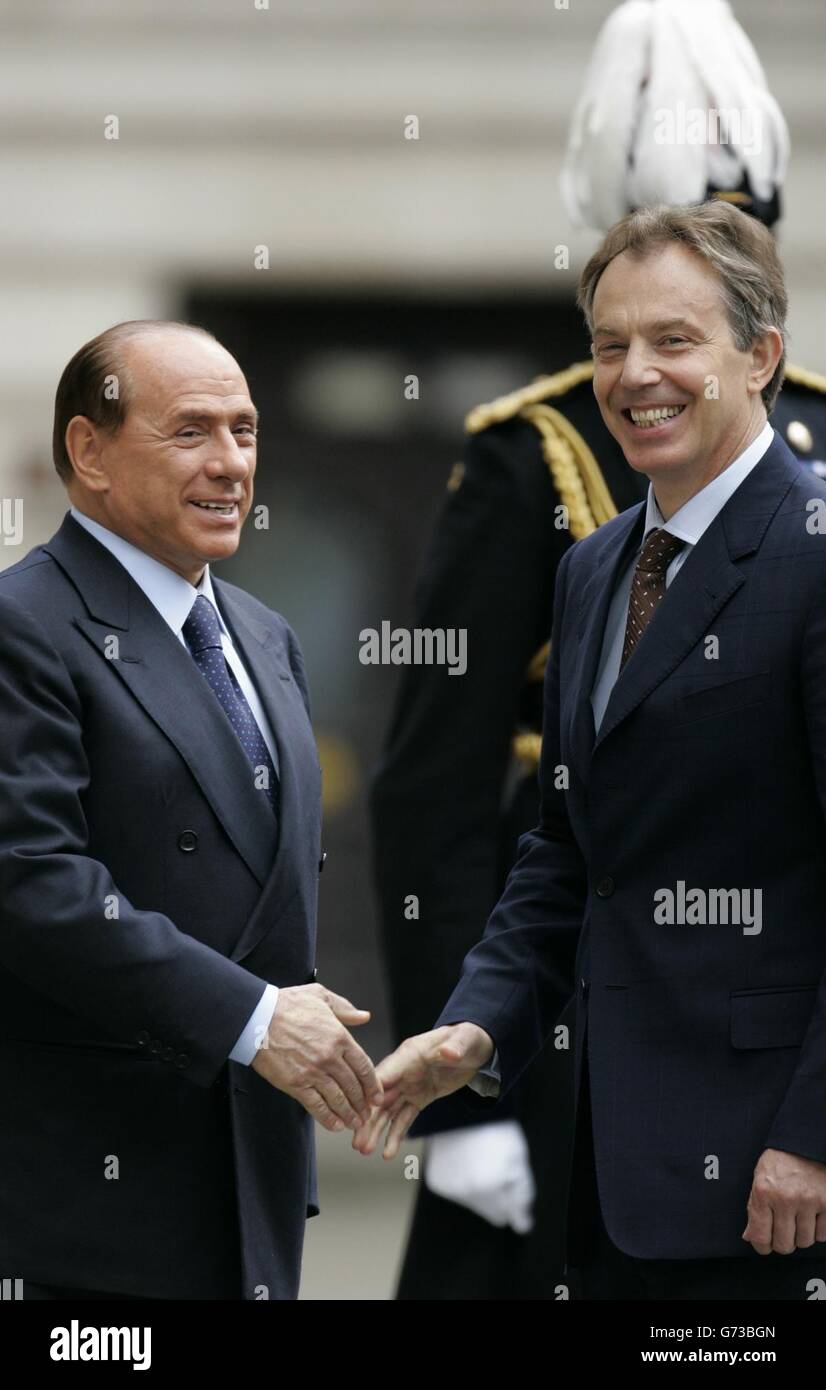 Il primo Ministro Tony Blair (a destra) saluta il suo omologo italiano Silvio Berlusconi nel cortile della FCO, nel centro di Londra. Foto Stock