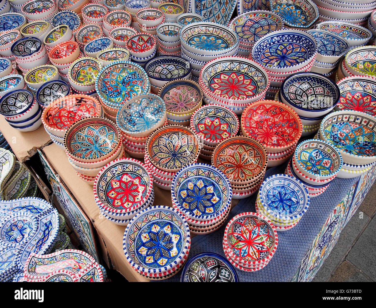 Strada del mercato. Fatta a mano e dipinta a bocce dal Marocco. Foto Stock