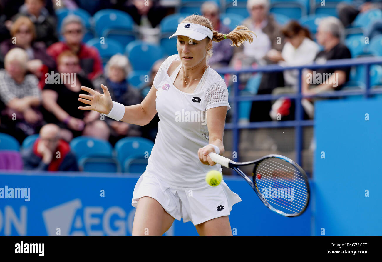 Ekaterina Makarova della Russia gioca un colpo di fronte contro Tara Moore della Gran Bretagna nella loro prima partita durante l'Aegon International Tournament al Devonshire Park, Eastbourne, nel sud dell'Inghilterra. 20 giugno 2016. Simon Dack / Telephoto Images Foto Stock