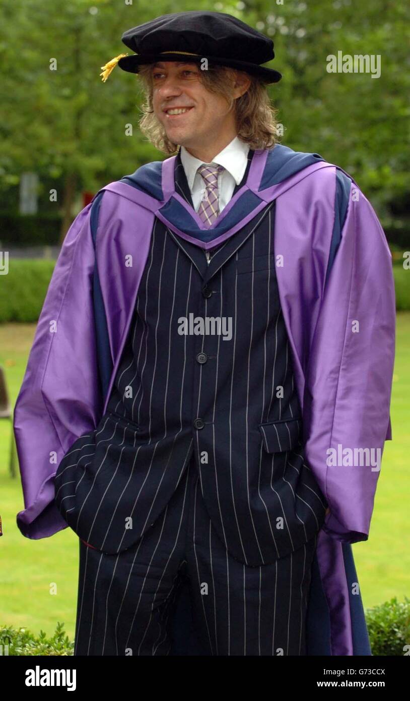 Il rock star e filantropo Sir Bob Geldof attende di raccogliere un dottorato onorario in diritto civile presso l'Università di East Anglia, Norwich. Foto Stock