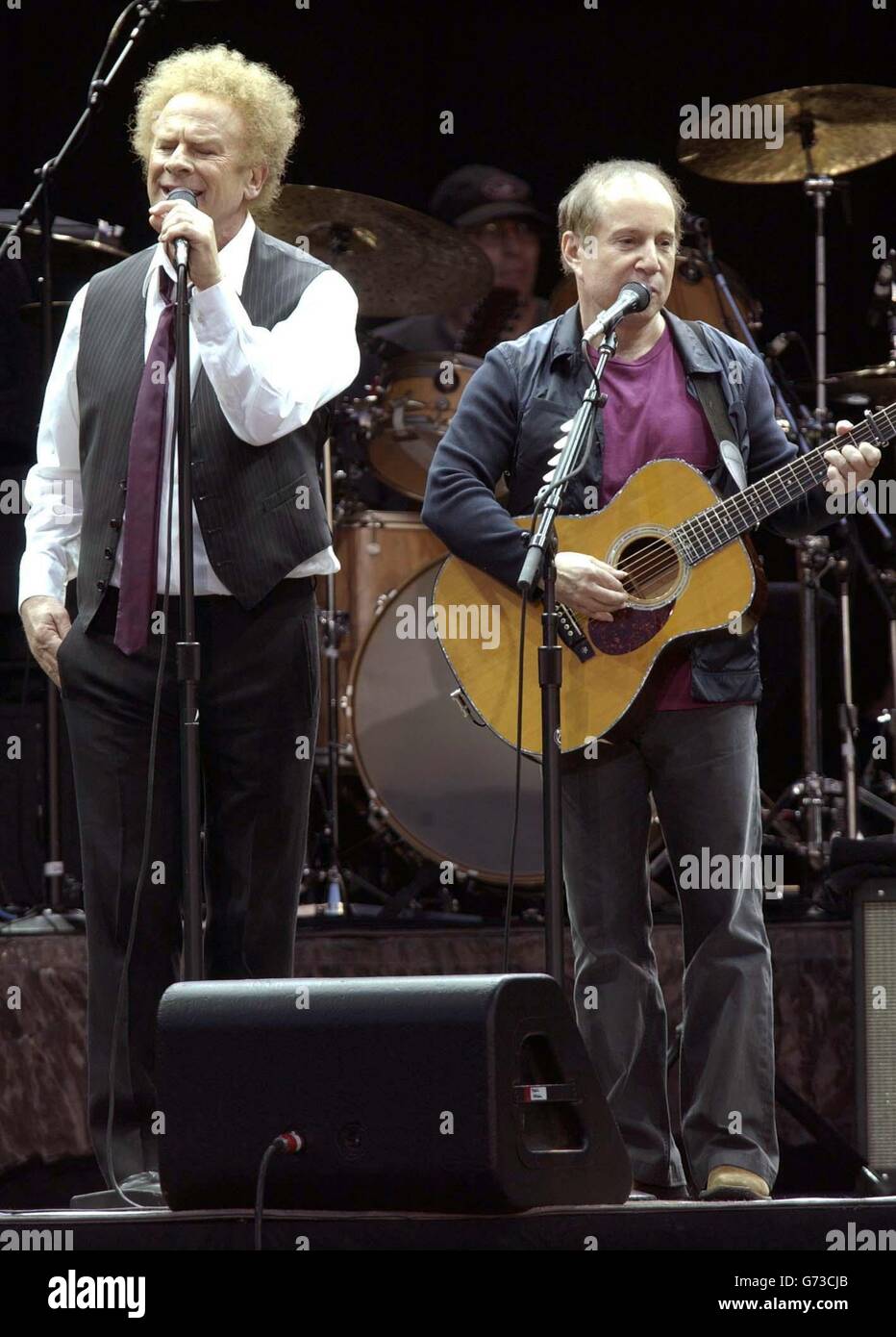 Il duo FOLK-rock DEGLI STATI UNITI Paul Simon (a destra) e Art Garfunkel si esibiscono dal vivo in concerto presso Hyde Park nel centro di Londra, il secondo dei due concerti britannici e il primo per vent'anni. Foto Stock