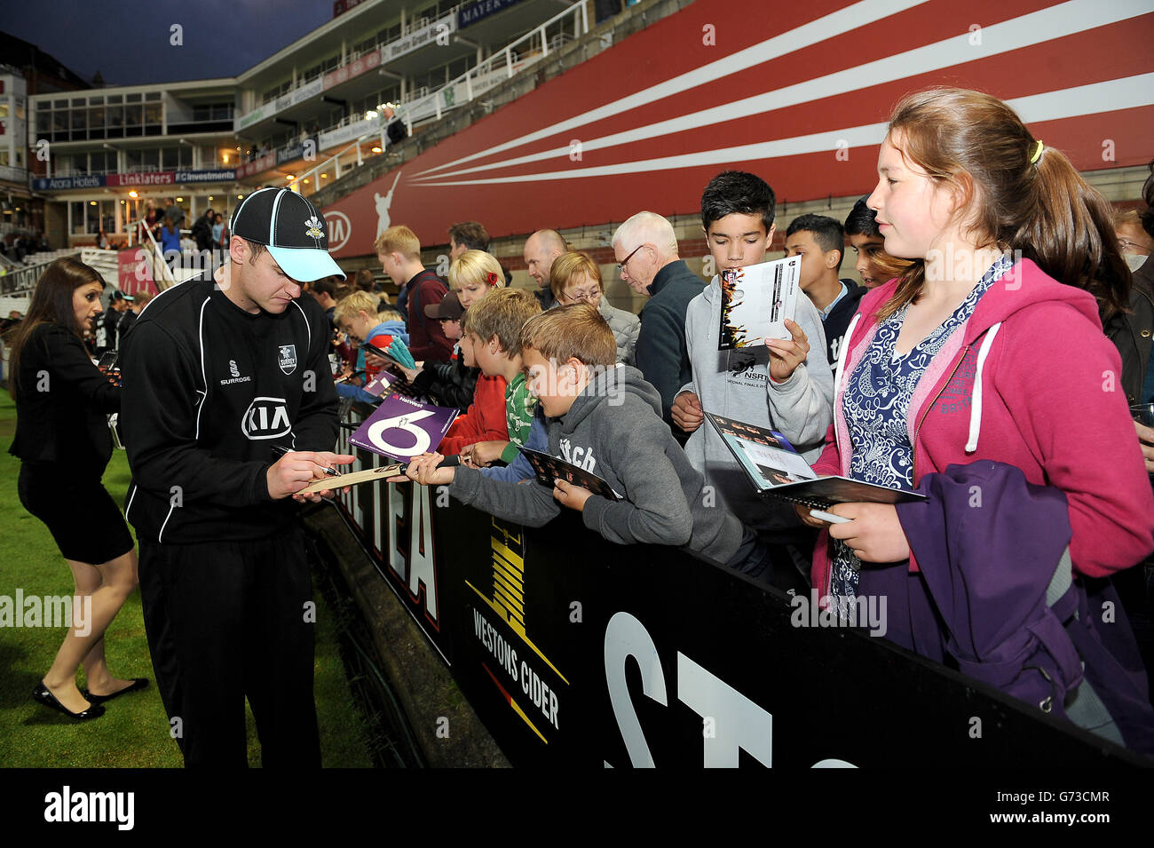 Cricket - NatWest T20 Blast - South Division - Surrey v Middlesex - The Kia Oval. I giocatori di Surrey firmano autografi per i fan Foto Stock