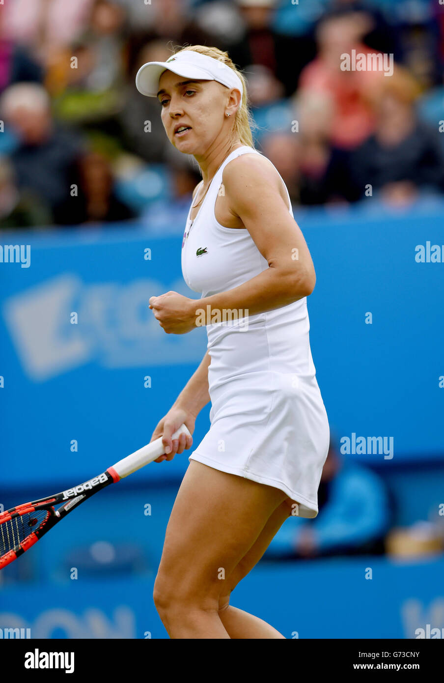 Elena Vesnina della Russia reagisce vincendo una partita nella sua prima partita contro Heather Watson della Gran Bretagna durante il torneo internazionale di Egon al Devonshire Park, Eastbourne, Inghilterra meridionale. 20 giugno 2016. Simon Dack / Telephoto Images Foto Stock