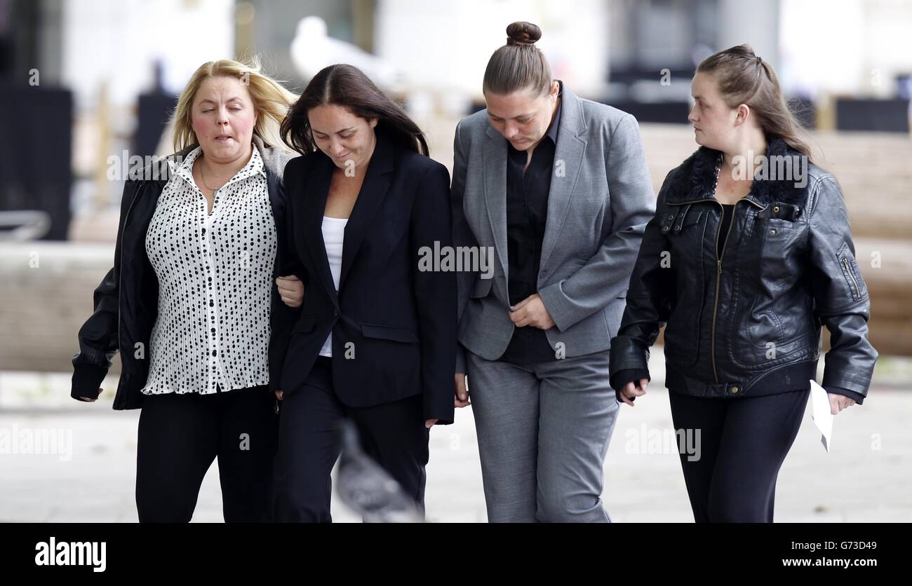 Della Woods (seconda a sinistra) e Hayley Sulley (seconda a destra) arrivano a Liverpool Crown Court dove sono stati incarcerati dodici mesi dopo il loro cane Charlie, un presa Canario ha sguazzato Clifford Clarke 79 a morte a Clubmoor nel maggio dello scorso anno. Foto Stock