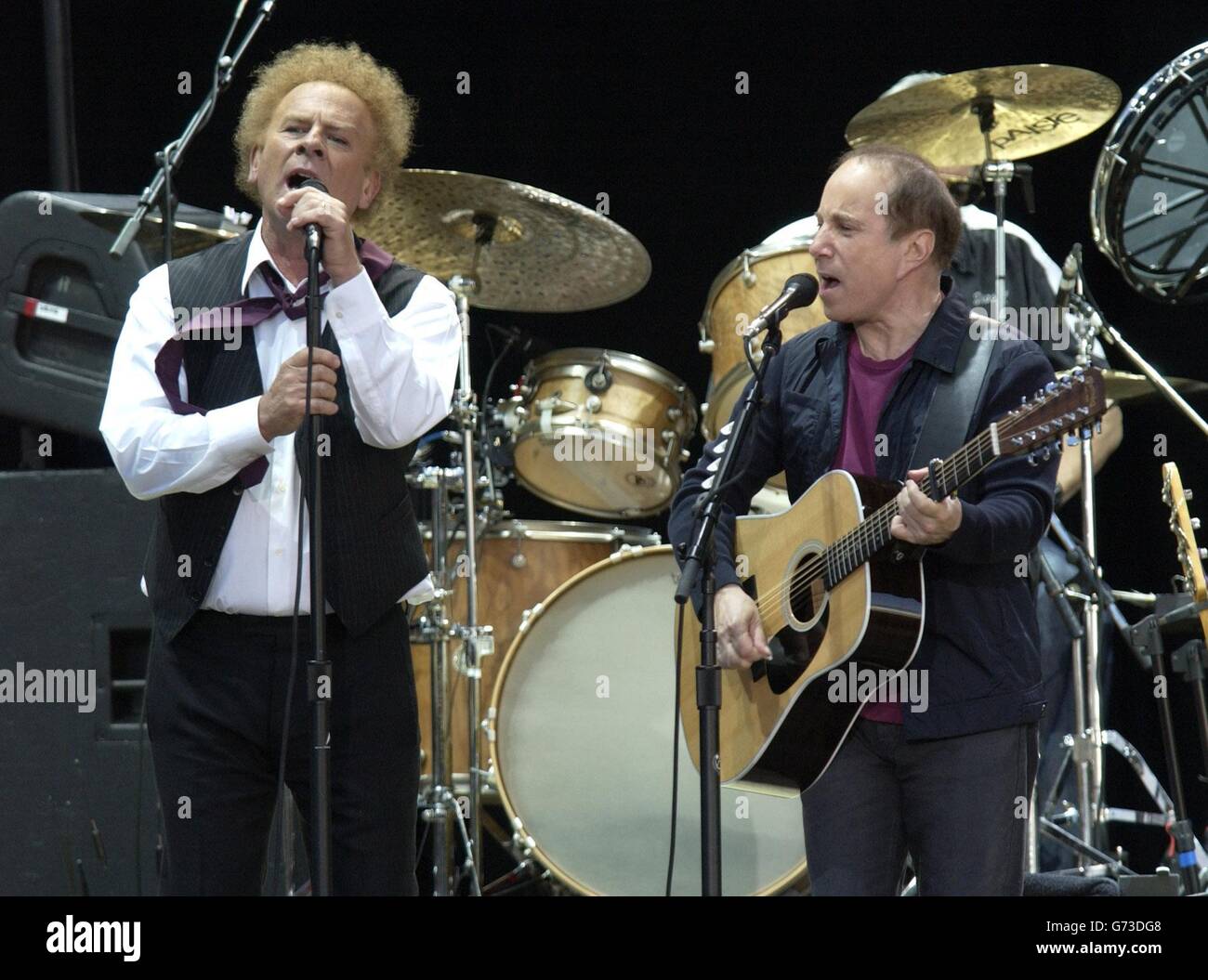 Il duo FOLK-rock STATUNITENSE Paul Simon (a destra) e Art Garfunkel si esibiscono in concerto ad Hyde Park nel centro di Londra, il secondo di due concerti britannici, il primo per vent'anni. Foto Stock