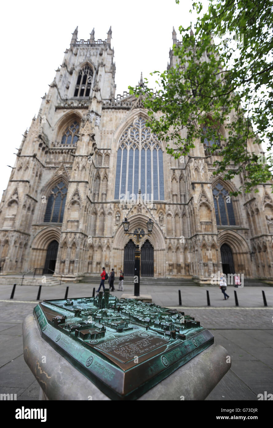 York Minster dietro un modello in scala della città di York. Foto Stock