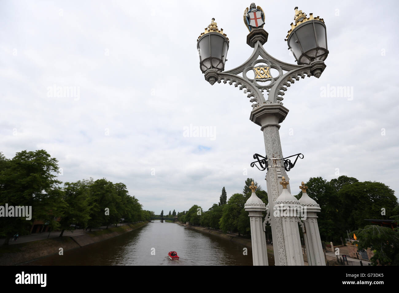 Il fiume Ouse che corre sotto Lendal Bridge, York. Foto Stock