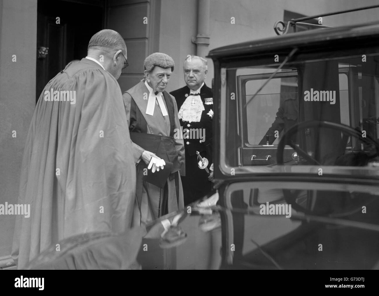 Il sig. Justice Humphreys lascia il tribunale di Lewes Assises per ascoltare la causa contro John George Haigh, che viene processato per l'assassinio della signora Olive Durand-Deacon, una delle vittime dei cosiddetti "omicidi a bagno acido". Foto Stock