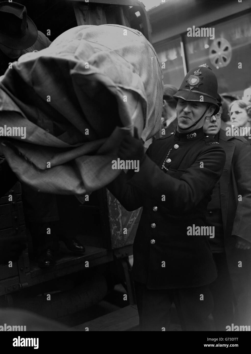 Polizia che porta oggetti nel tribunale dei Magistrati di Horsham, Sussex, per il procedimento penale contro John George Haigh, 39 anni, il direttore della compagnia che viene processato per l'assassinio di Olive Durand-Deacon, una delle vittime dei cosiddetti "omicidi di bagni acidi". Foto Stock