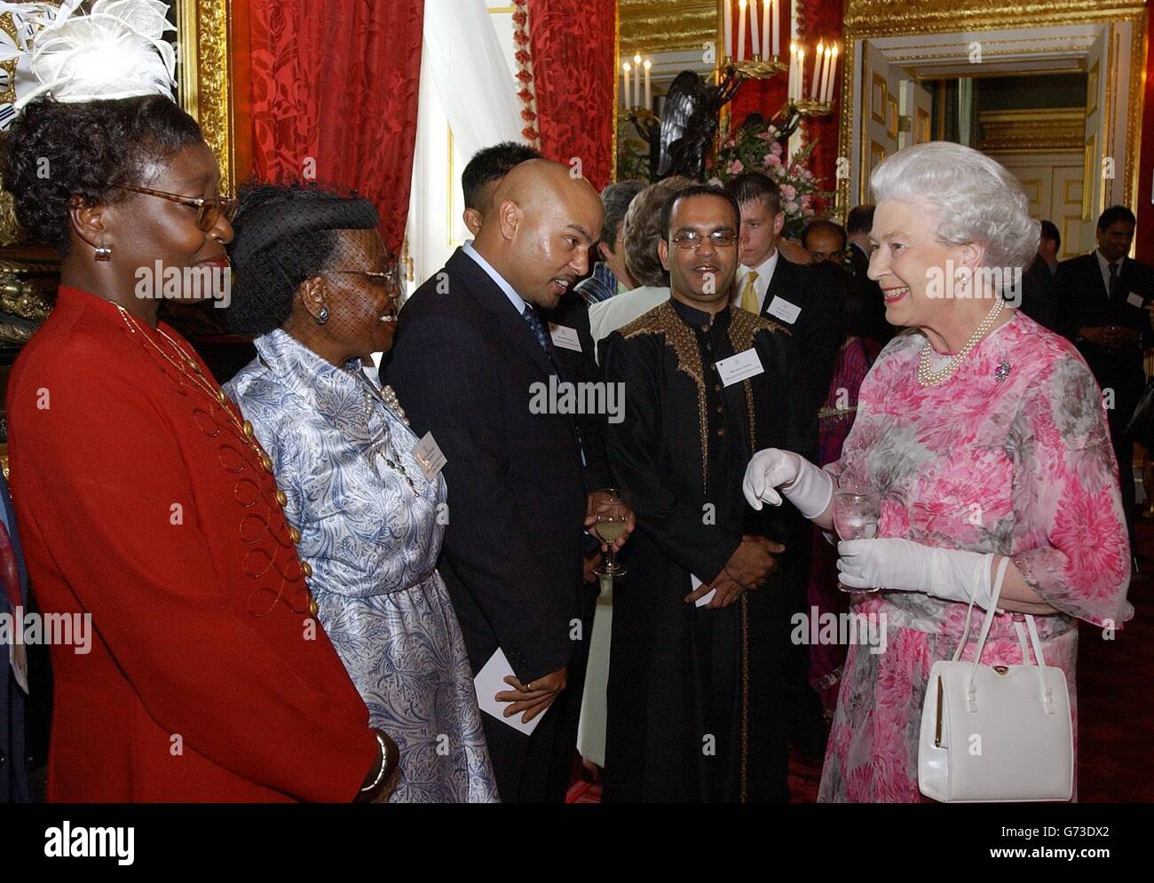 La Regina Elisabetta II della Gran Bretagna incontra L-R Sonia hymen e Eunice McGhie-Belgrave dalle Shades of Black Community Project a Handsworth, Birmingham e Shodir Uddin e Ashuk Ahmed della Mitalee Youth Association a Luton, A un ricevimento per i vincitori del Queen's Award for Voluntary Service nel St James's Palace nel centro di Londra. Foto Stock