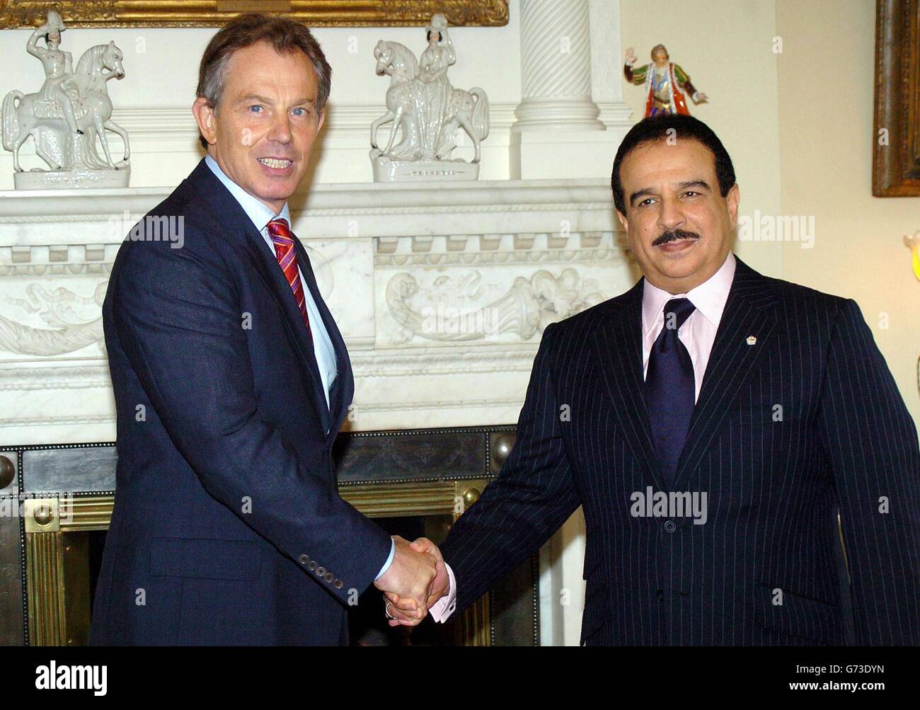 Sheikh Hamad bin Isa al Khalifa, il re del Bahrain, a destra, incontra il primo ministro britannico Tony Blair nella sua residenza ufficiale, 10 Downing Street nel centro di Londra per colloqui. Foto Stock