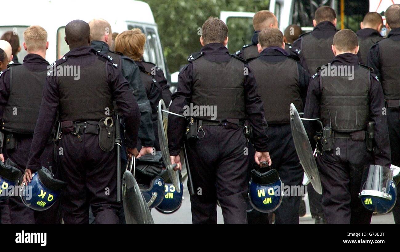 La polizia con equipaggiamento da urlo lascia il Centro di detenzione per immigrazione Harmondsworth, vicino all'aeroporto di Heathrow, dove un disturbo "grave" è scoppiato dopo che ieri è stato scoperto il corpo di un richiedente asilo, e il personale ha dovuto ritirarsi per la propria sicurezza. La polizia sta indagando sulla morte, ma si ritiene che non sia sospetta. Foto Stock