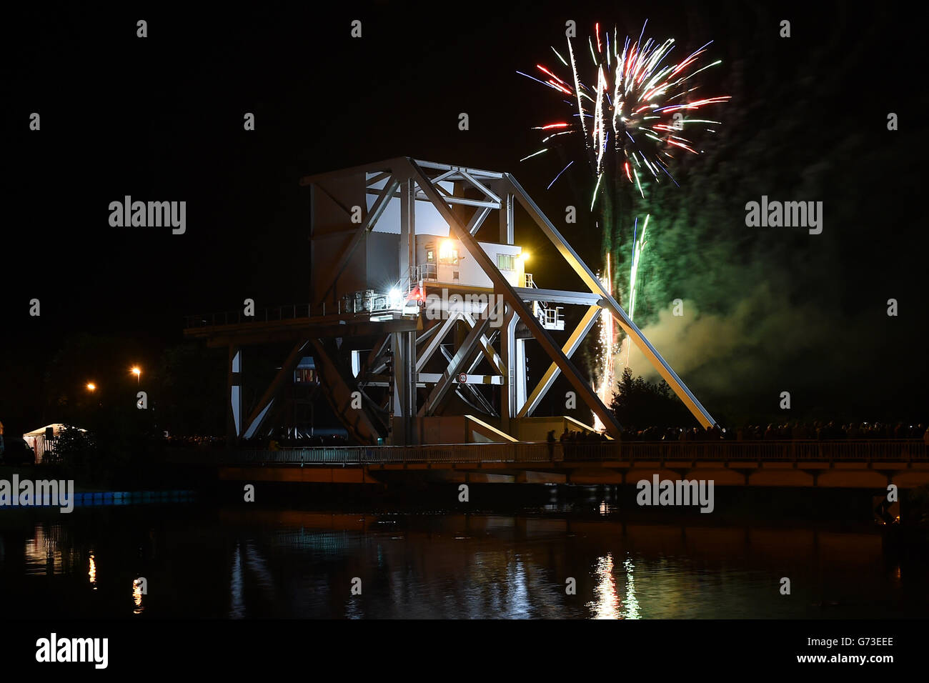 I fuochi d'artificio sono lanciati per segnare il momento in cui Pegasus Bridge è stato catturato dalle truppe britanniche il 6 giugno 1944, che ha segnato l'inizio del D-Day. Foto Stock