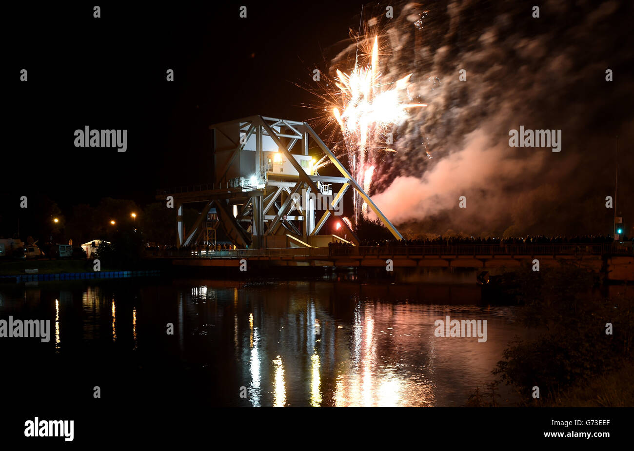 I fuochi d'artificio sono lanciati per segnare il momento in cui Pegasus Bridge è stato catturato dalle truppe britanniche il 6 giugno 1944, che ha segnato l'inizio del D-Day. Foto Stock