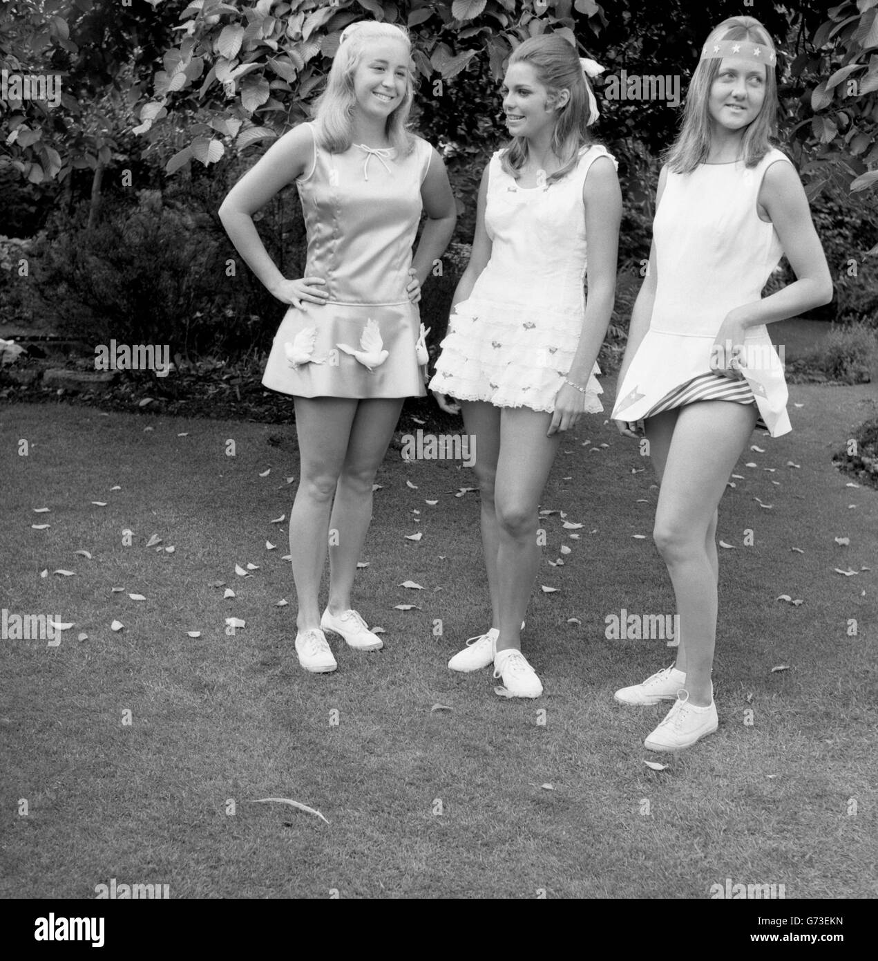 (l-r) i tennisti americani Kristy Pigeon, Betty-Ann Grubb e Peaches Bartkowicz modello Teddy Tinling progetta prima dell'inizio di Wimbledon. Hanno posato per le immagini sul giardino del tetto di Derry & Toms a Kensington. Foto Stock