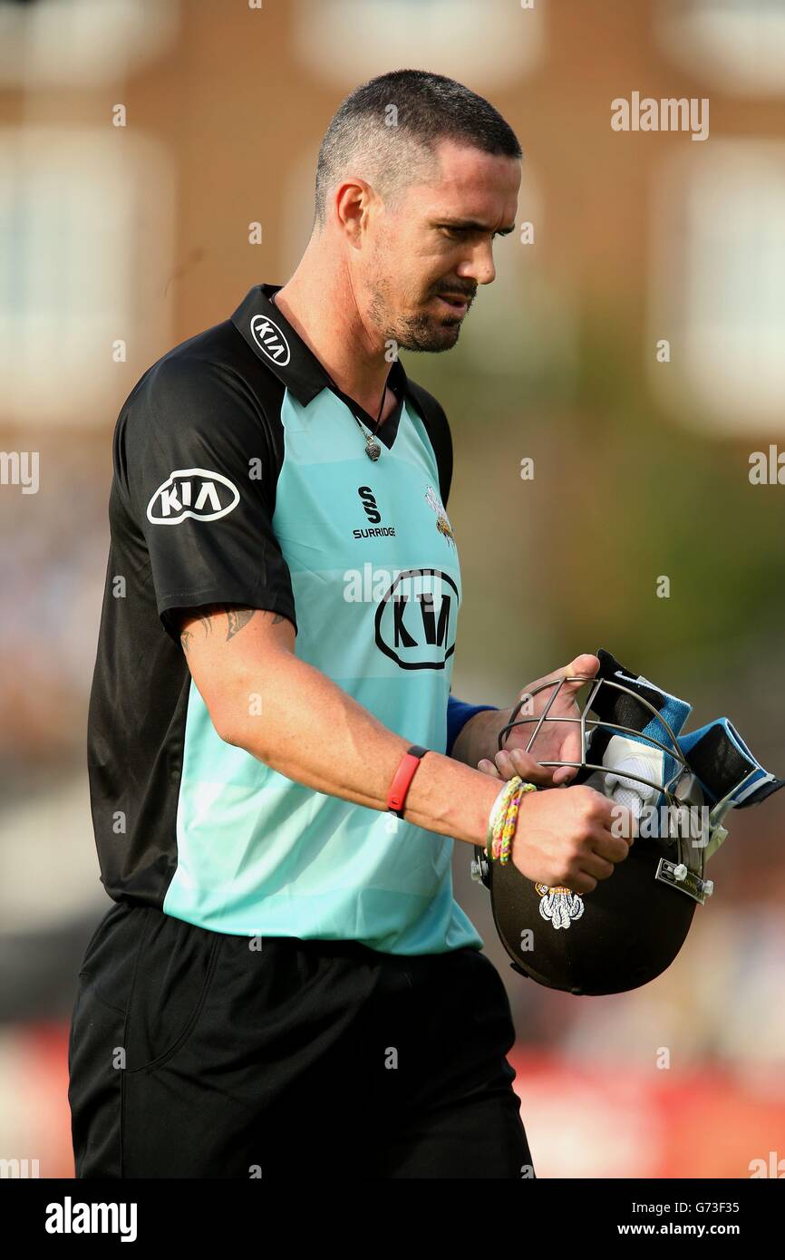 Kevin Pietersen di Surrey lascia il campo dopo essere stato licenziato durante il Natwest T20 Blast, South Division match al Kia Oval, Londra. Foto Stock