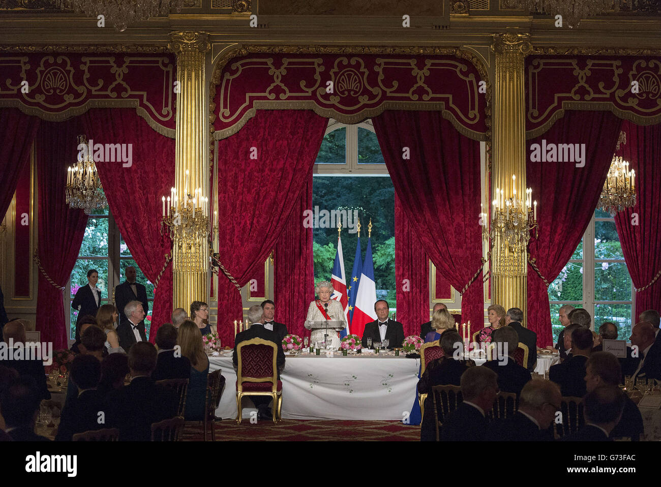 Regina Elisabetta II durante un banchetto di stato al Palazzo Elysee, Parigi, ospitato dal presidente francese Francois Hollande (centro destra) come parte della visita di Stato della Regina in Francia. Foto Stock