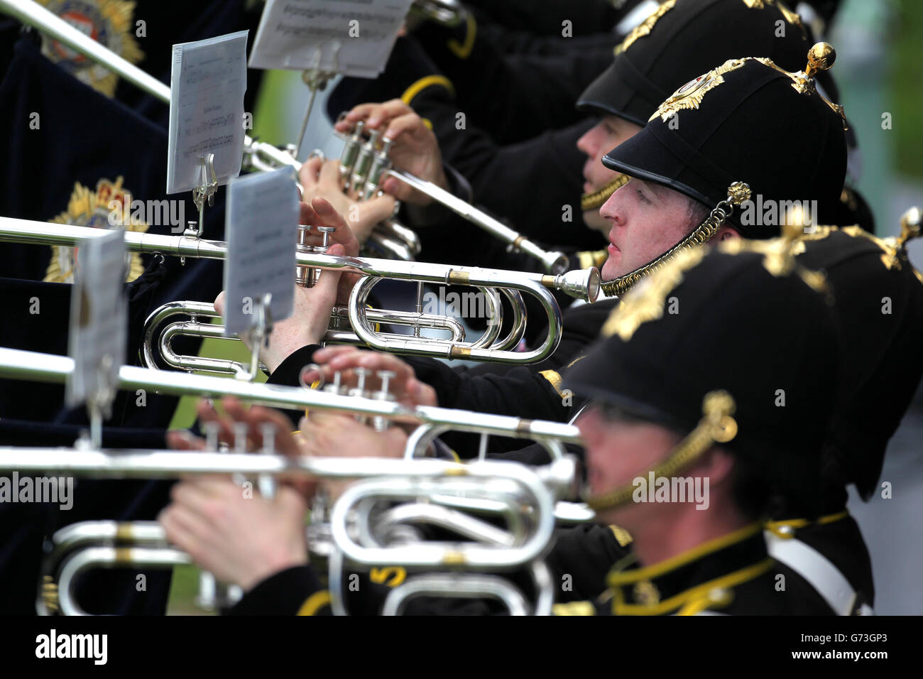 Corse di cavalli - Investec Derby Day 2014 - Ippodromo di Epsom Downs. Una band militare suona durante l'Investec Derby Day Foto Stock