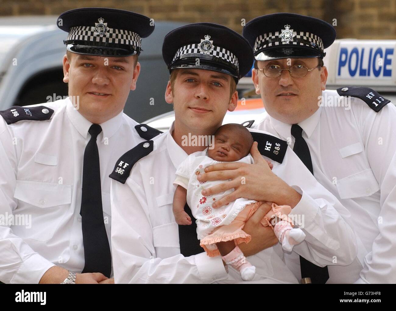 PC James Garrett con il bambino Foto Stock