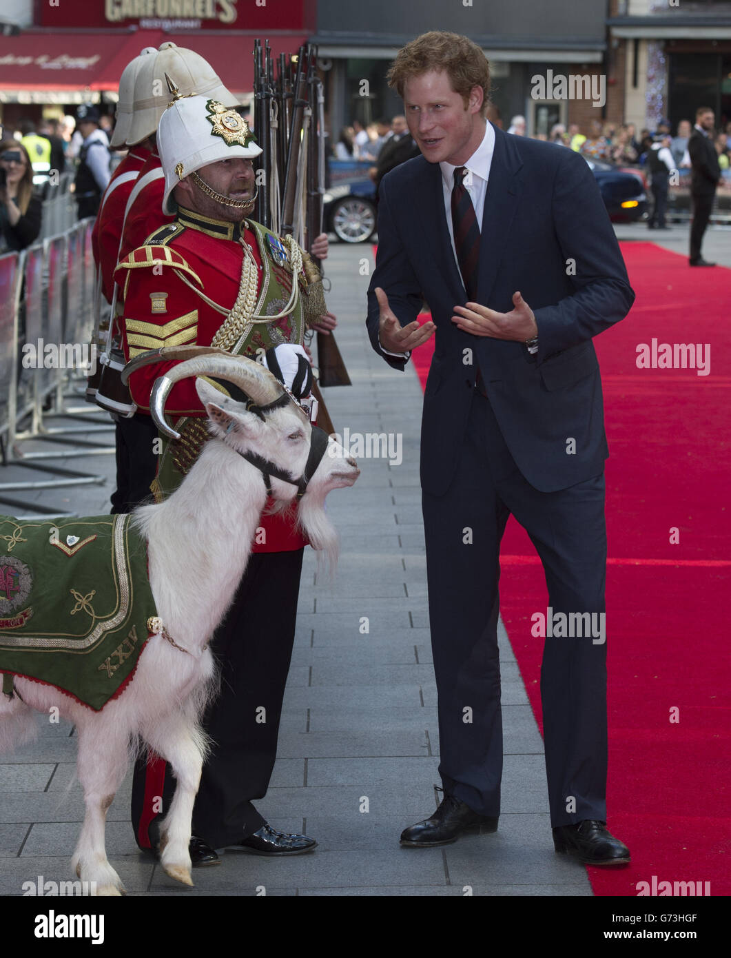 Il principe Harry incontra Sgt 'Jacko' Jackson, Goat Major, con Shenkin, la mascotte regimentale del 3° Battaglione, mentre partecipa alla proiezione del 50° anniversario di Zulu all'Odeon Leicester Square, Londra. Foto Stock