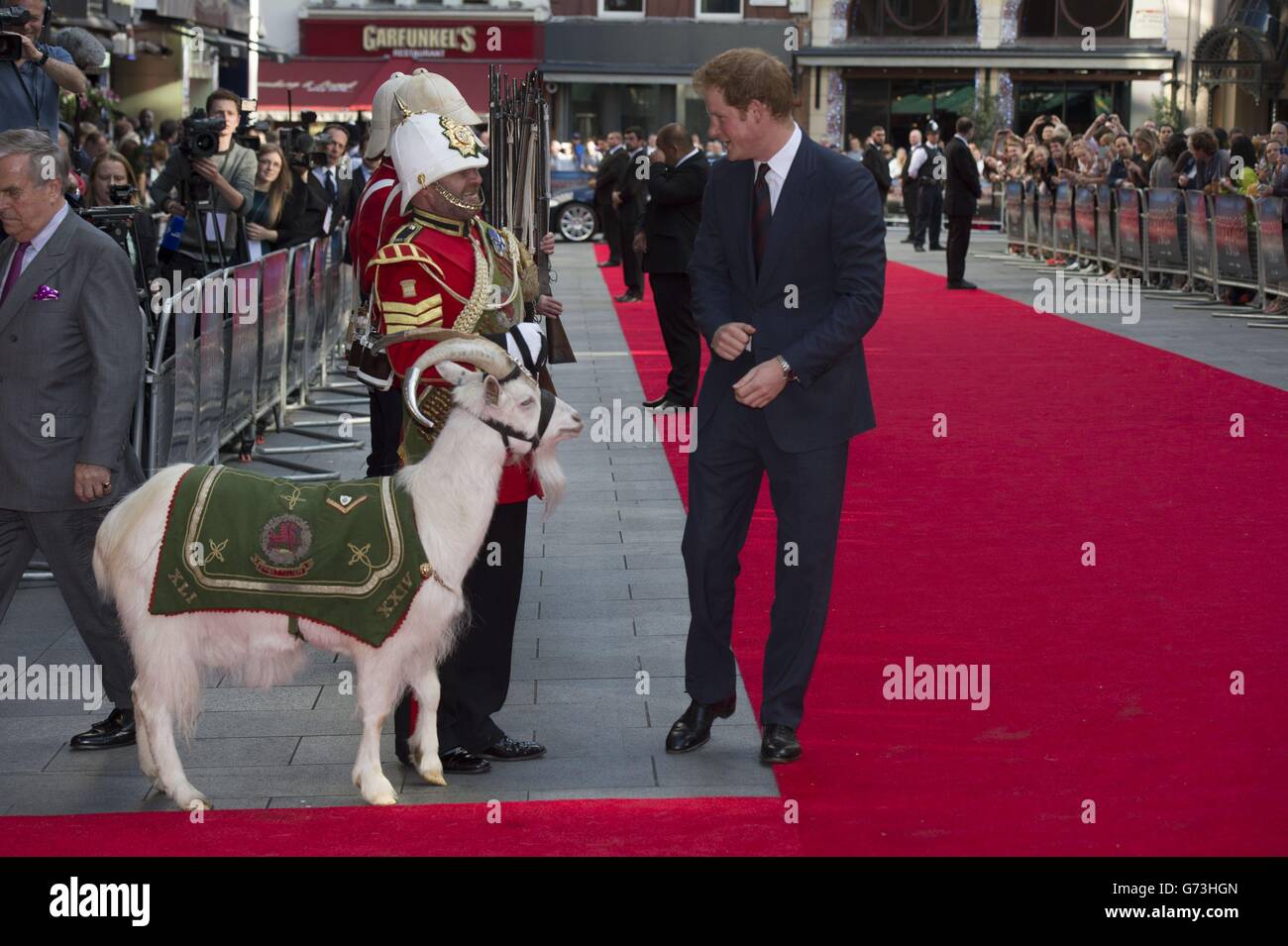 Il principe Harry incontra Sgt 'Jacko' Jackson, Goat Major, con Shenkin, la mascotte regimentale del 3° Battaglione, mentre partecipa alla proiezione del 50° anniversario di Zulu all'Odeon Leicester Square, Londra. Foto Stock