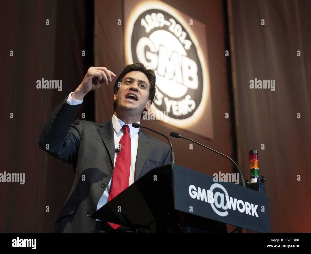 Il leader del Labor Party ed Miliband ha tenuto un discorso durante la conferenza GMB Union presso la Capital FM Arena di Nottingham. Foto Stock