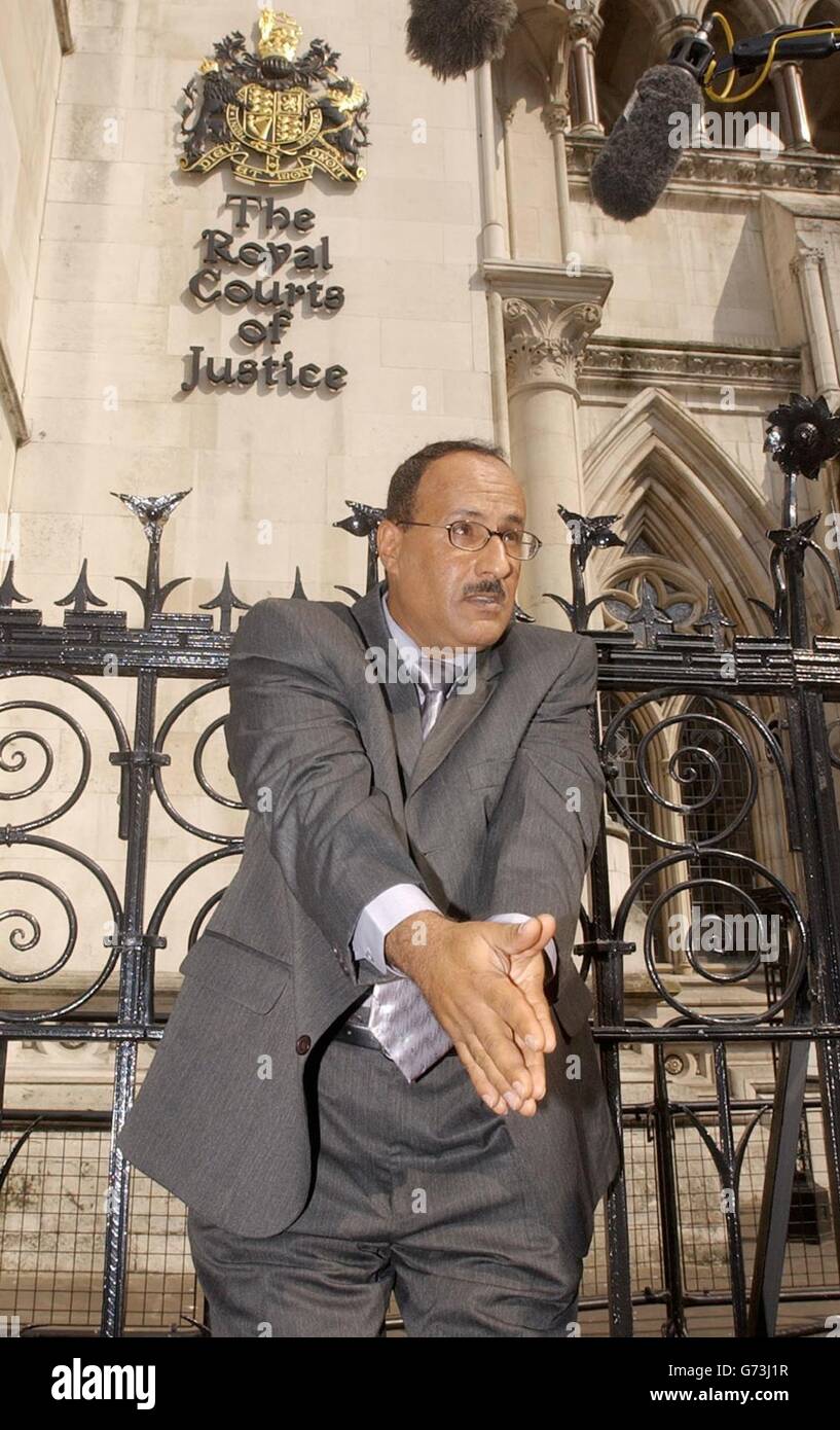 Il kifah Taha al-Mutari al di fuori delle corti reali di giustizia nel centro di Londra dimostra una 'posizione di tress' che sostiene l'esercito britannico lo ha costretto ad esibirsi mentre in deposito britannico nel sud dell'Iraq durante la guerra l'anno scorso. Le famiglie che si lamentano continuano a contestare l'alta Corte per il rifiuto del governo di ordinare indagini indipendenti sulla morte e sul ferimento di civili iracheni presumibilmente da parte delle truppe britanniche. Foto Stock