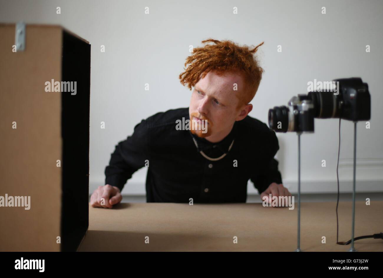 Robert Carroll si occupa di una telecamera oscura che fa parte della sua installazione intitolata Pervert quattro volte rimosso durante l'anteprima mediatica del National College of Art and Design 2014 Graduate Exhibition a Dublino. Foto Stock