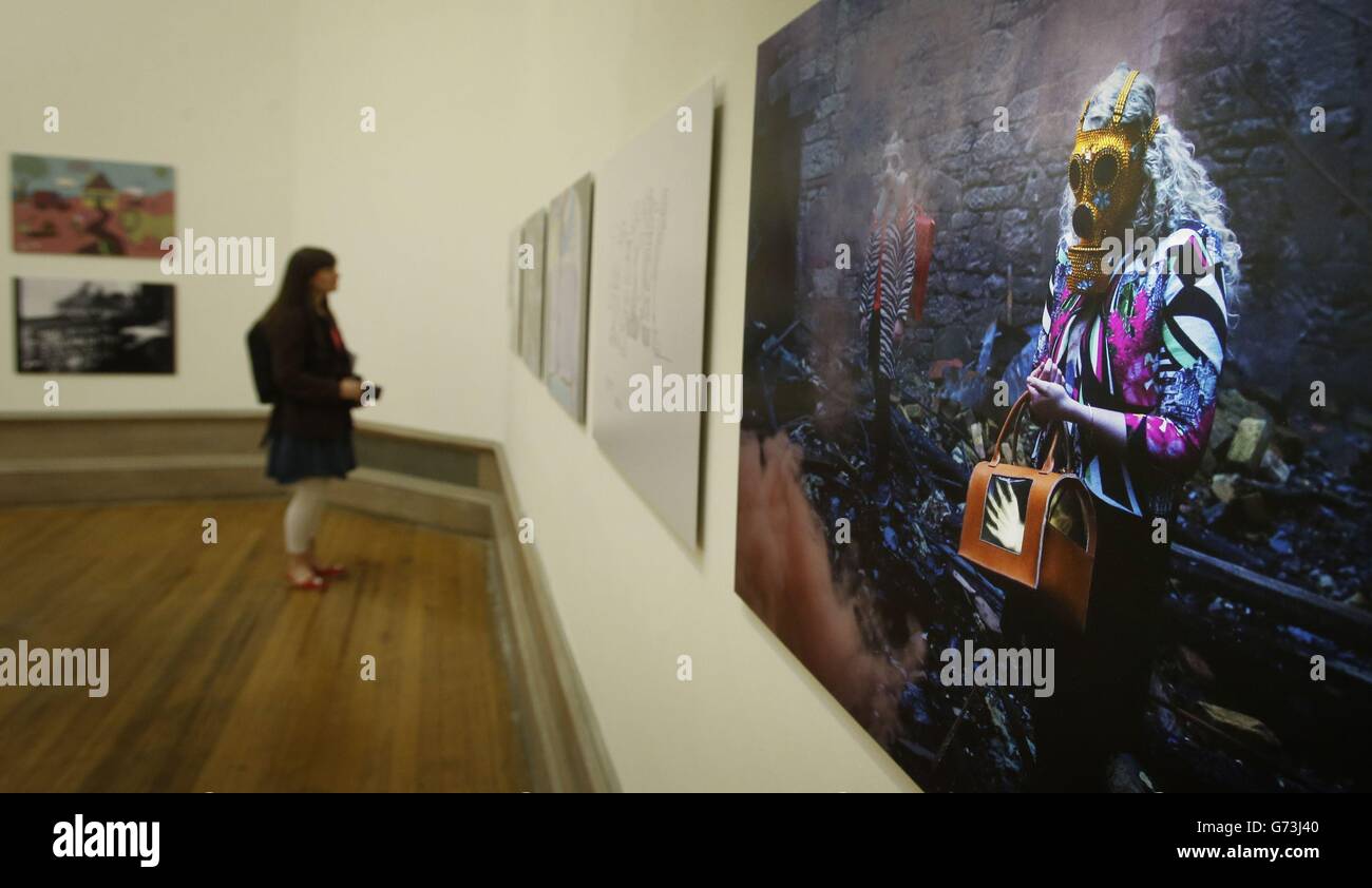 Lancio di uno spettacolo di laurea in vigili del fuoco. Work Form The Glasgow School of Art (GSA) degree show in Glasgow, Scozia. Foto Stock