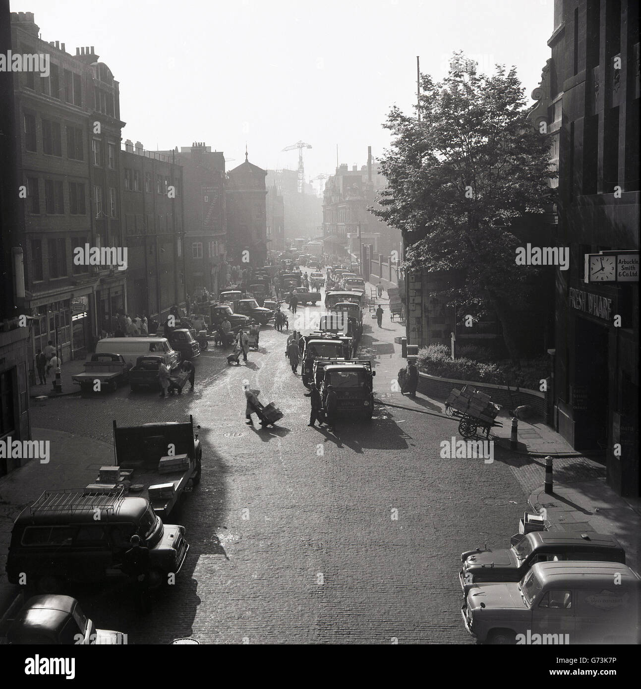 Degli anni Cinquanta, storico di prima mattina e una vista delle attività commerciali da una Fresca Wharf, vicino al London Bridge, uno di Inner London docks più popolari in questo momento e quella più vicina alla città. Foto Stock