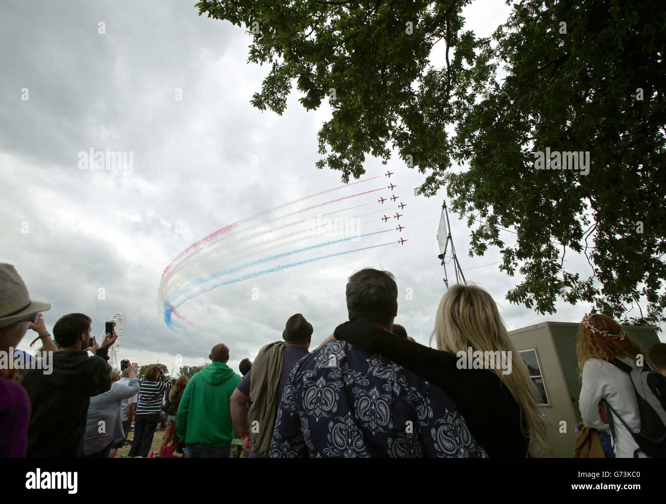 Isola di Wight Festival 2014 - 3° giorno. Le frecce rosse mostrano la squadra che vola sopra l'Isle of Wight Festival, a Seaclose Park, Newport, Isle of Wight. Foto Stock