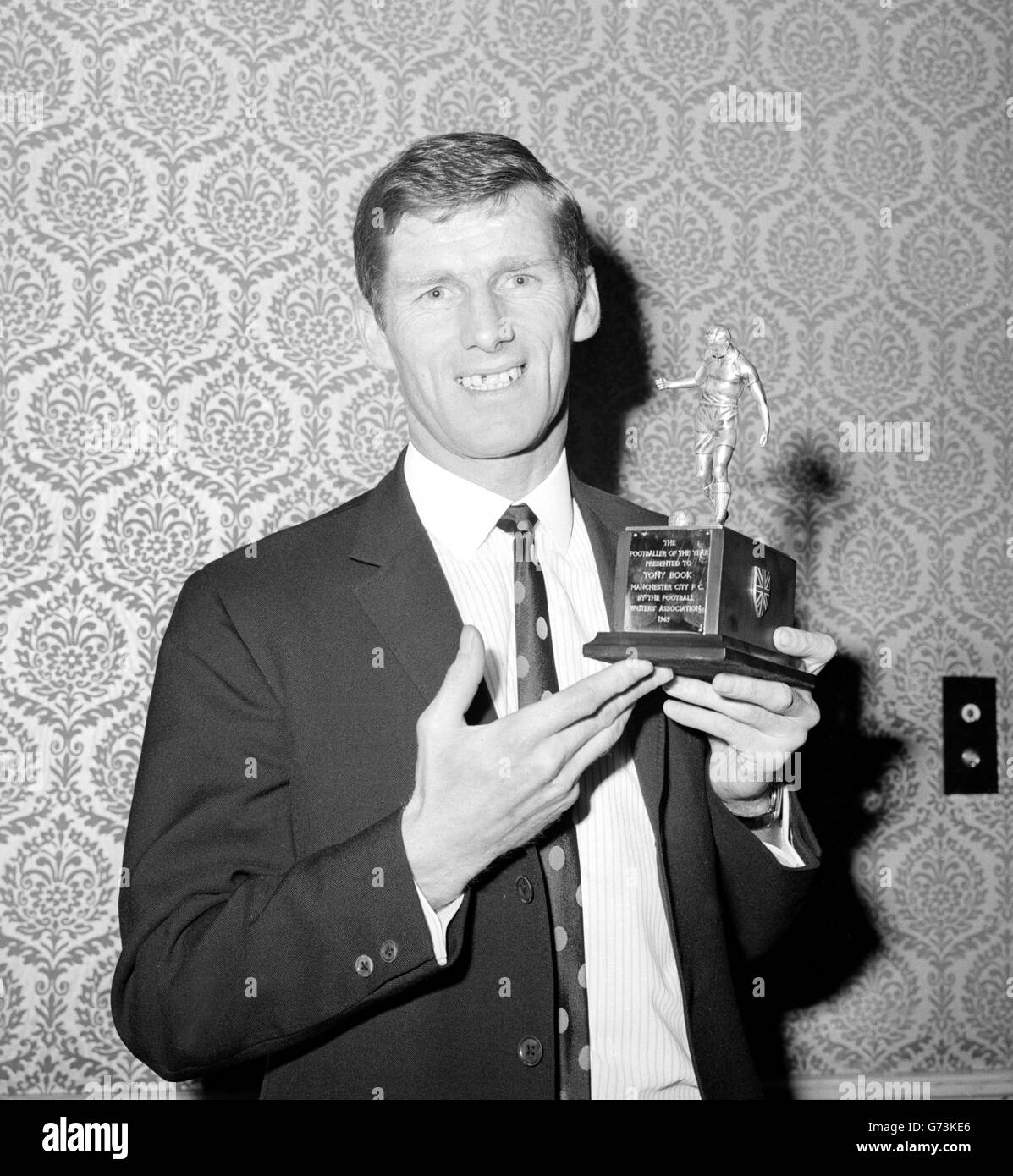 Tony Book, capitano della città di Manchester, con il suo 'calciatore dell'anno premio' Foto Stock