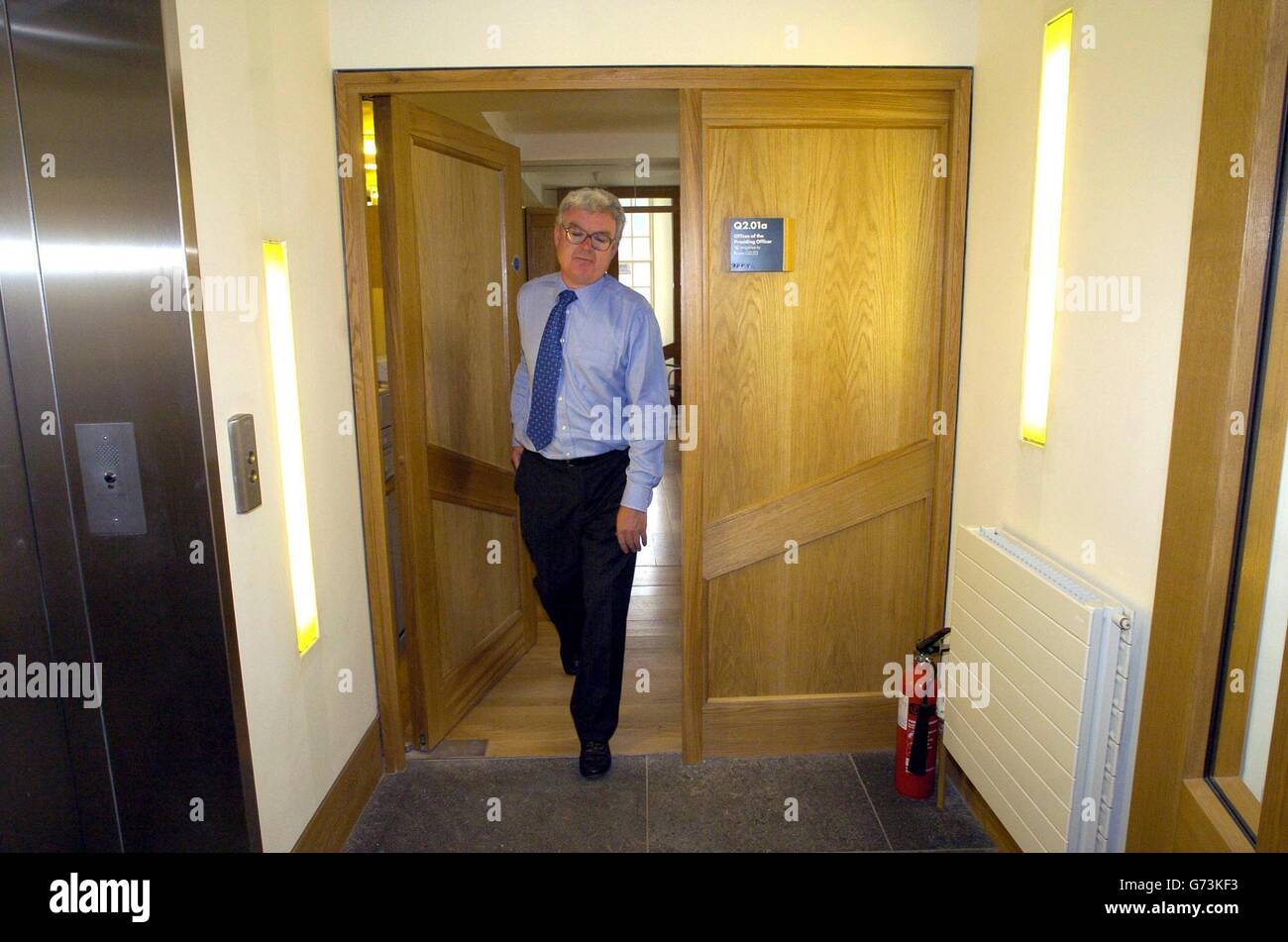 Murray Tosh, vice presidente, esce dall'ufficio degli ufficiali presidenti all'interno della Queensbury House, l'edificio del Parlamento scozzese. Il primo personale si stava trasferendo nell'edificio dopo che gli ispettori del controllo dell'edificio hanno dato un'ora undicesima di anticipo. I responsabili del progetto Holyrood hanno ricevuto i certificati di occupazione necessari per l'inizio del trasferimento a tarda notte. Foto Stock