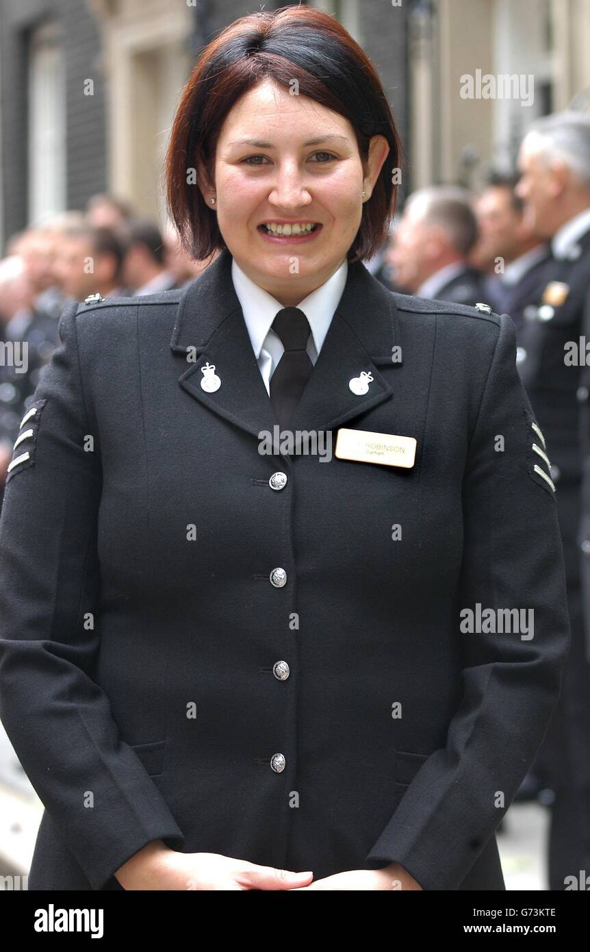 Il Sergente sue Robinson di Durham Constabulary, nominato per la Federazione della polizia e il Sun Newspaper Police Bravy Awards, parla ai media esterni, 10 Downing Street nel centro di Londra, prima di ricevere il primo ministro britannico Tony Blair. Sue è stato scelto dalla sua forza, insieme a PC Gary Coulson, per salvare un uomo dall'orlo della morte mentre minacciava di saltare da un ponte stradale di 60 metri. Insieme a quarantacinque poliziotti altri ufficiali che sono stati nominati per gli onorati 'per andare coraggiosamente al di sopra e al di là della chiamata di dovere'. Foto Stock