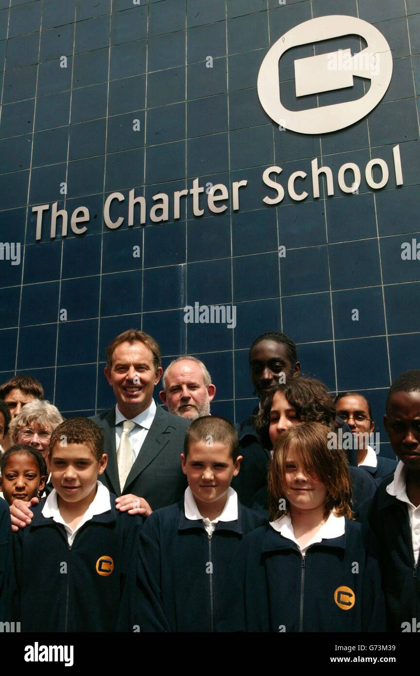 Il primo ministro britannico Tony Blair visita la Charter School di Dulwich, Londra. Blair è entrato a far parte di una classe d'arte GCSE alla Charter School, ma ha tracciato la linea per mettere la carta a pennello. "Non posso disegnare", ha detto. "Tutti i miei cavalli sembrano sempre cani..." Il PM, che stava visitando la scuola con il segretario di istruzione Charles Clarke per pubblicizzare il programma quinquennale del governo di oggi per le scuole, invece ha preso un bastone di carbone per firmare un disegno dall'artista in erba Lydia Burchill, 14. Foto Stock