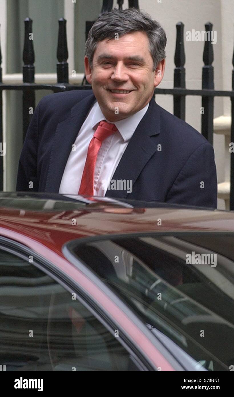 Il Cancelliere dello scacchiere Gordon Brown lascia una riunione di gabinetto al numero 10 di Downing Street a Londra. Egli presentava ai colleghi del gabinetto bilanci di tre anni prima di rivolgersi alla Camera dei Comuni. La sua revisione della spesa dovrebbe essere la più stretta da quando il Labor è salito al potere. Foto Stock