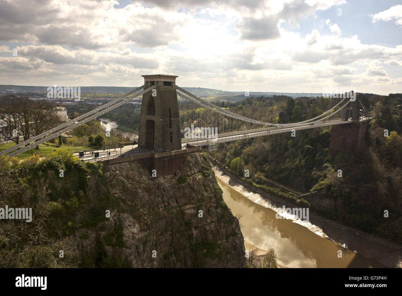 Il Clifton Suspension Bridge, progettato da Isambard Kingdom Brunel, che attraversa la gola di Avon e il fiume Avon, collegando Clifton a Bristol a Leigh Woods nel Somerset Nord. Il ponte è stato aperto nel 1864 ed è un edificio classificato di grado i, che fa parte della strada B3129 per la quale è previsto un pedaggio da attraversare Foto Stock