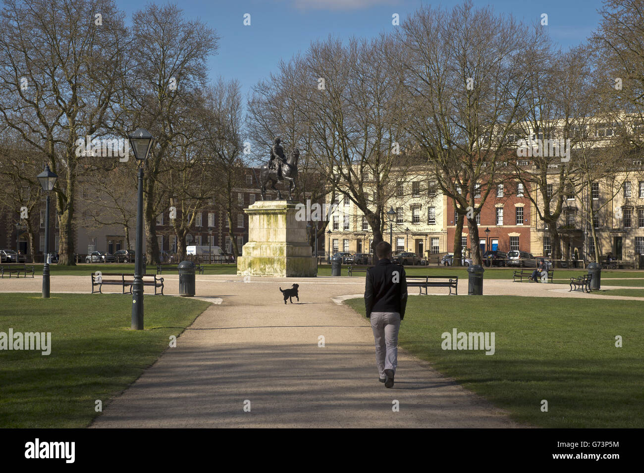 Queen Square, Bristol, che è una piazza giardino di 2.4 ettari nel centro di Bristol, originariamente un luogo residenziale alla moda, ora è principalmente sede di aziende e nel centro è una statua equestre idealizzata di Guglielmo III da John Michael Rysbrack, gettata nel 1733 e eretta nel 1736 Foto Stock