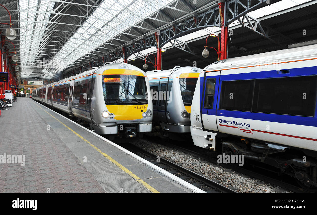 Una vista generale dei treni di Chiltern Railways sulle piattaforme della stazione di Marylebone, nel centro di Londra. Foto Stock