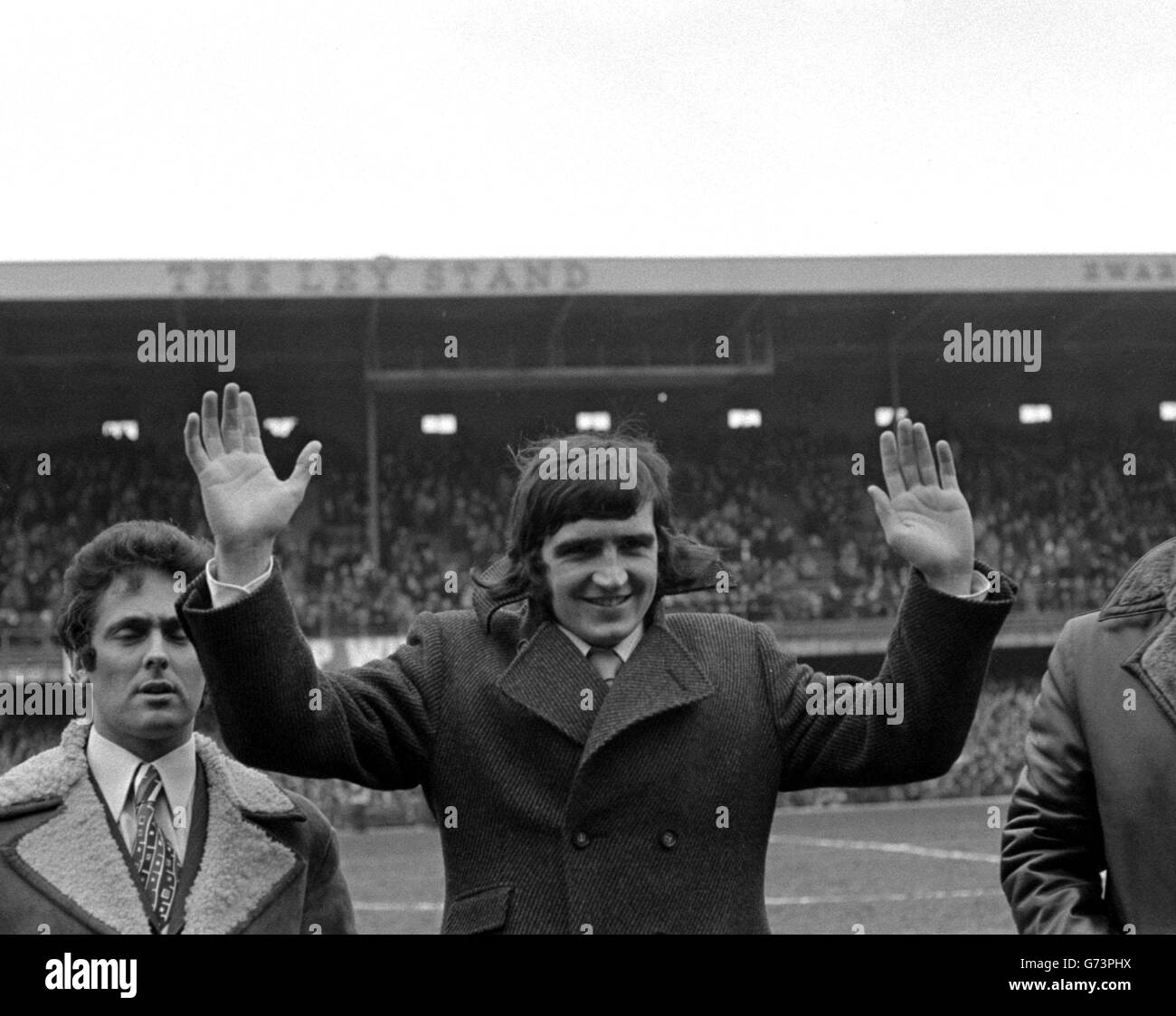 Ian Moore la foresta di Nottingham ora in avanti al centro di una fila di trasferimento 225,000, riconosce il benvenuto come è presentato alla folla al campo di baseball a Derby, Dove Derby County - il club a cui pensava di essere trasferito - stavano incontrando i lupi in una partita di prima divisione. Il Comitato di Notthingham Forest ha rifiutato di approvare il trasferimento di Moore a Derby, per il quale ha firmato un modulo. Foto Stock