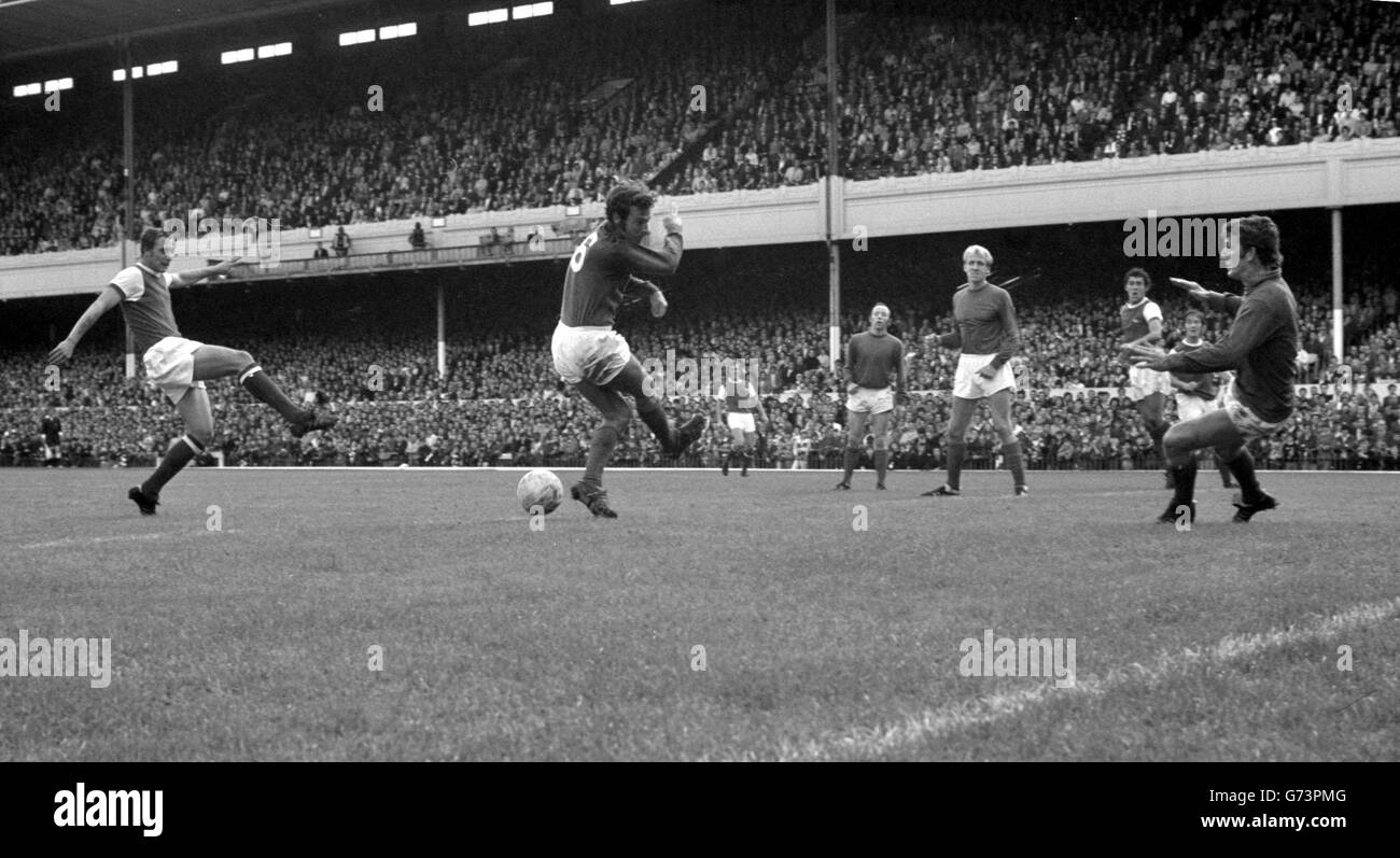 John radford (a sinistra) segna l'obiettivo di Arsenal, durante la loro partita della Football League Division uno con Manchester United allo stadio Arsenal. Inoltre indentificati, Manchester United Players Sadler (n° 6), Noby Stiles (quarta a sinistra), Ian Ure (quarta a destra), e il portiere Alex Stepney (a destra) che più tardi è andato via con una ferita alla spalla. Sadler lo sostituì. Arsenal ha vinto 4-0. Foto Stock