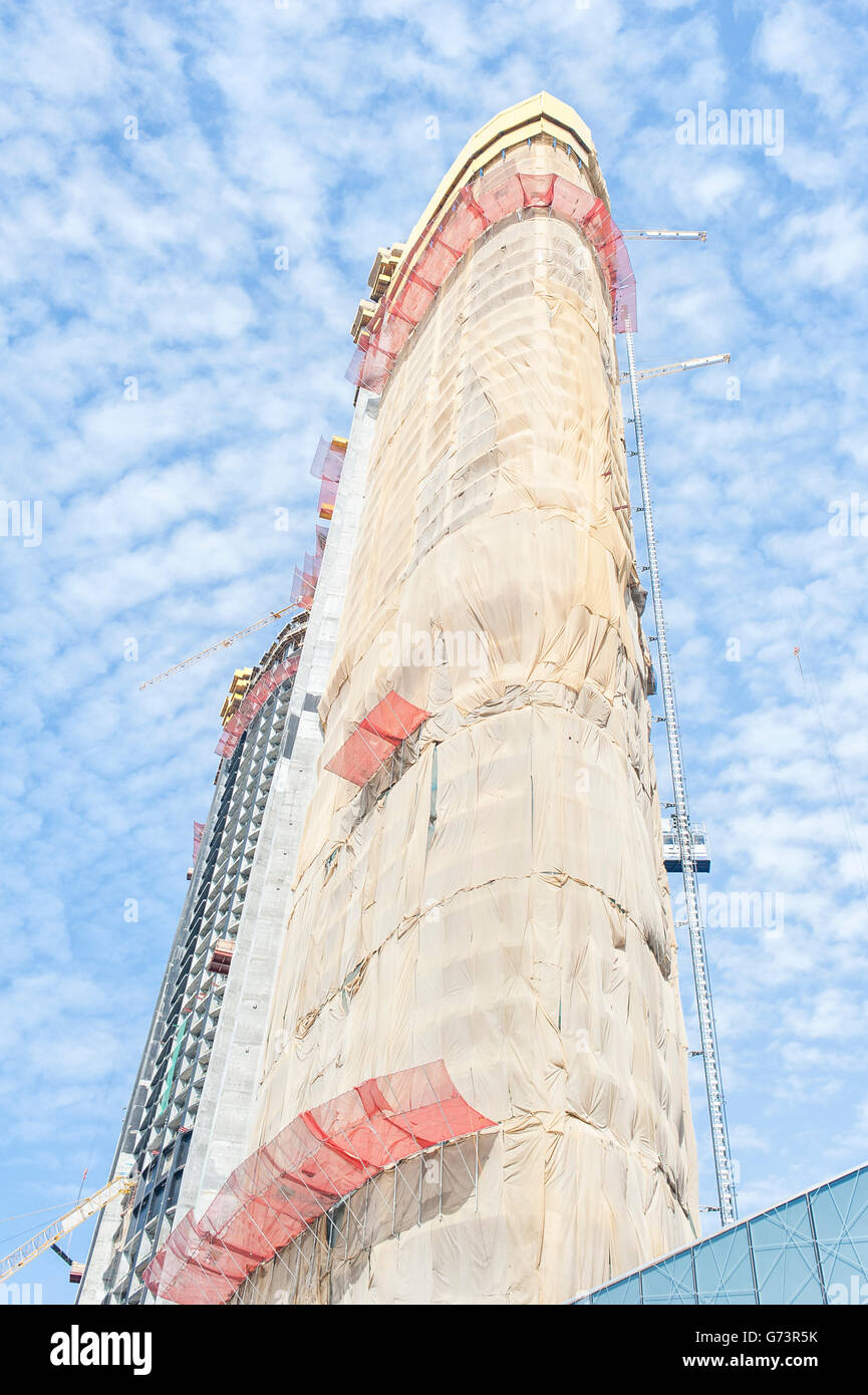 Il grattacielo in costruzione, coperto con panni di caduta. Dubai, Emirati arabi uniti Foto Stock
