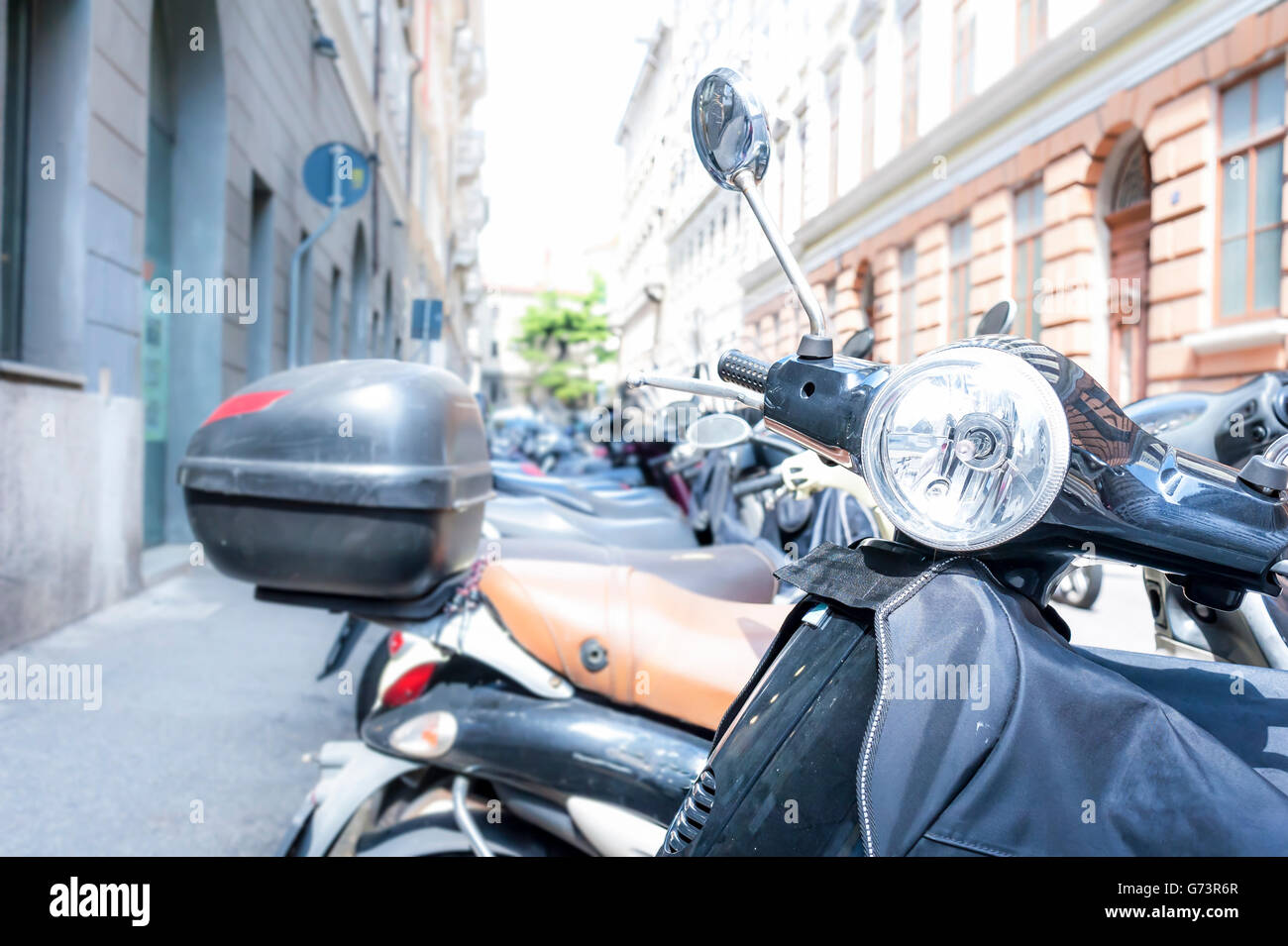 Moto, scooter moto parcheggiate in fila nella strada della citta'. Foto Stock